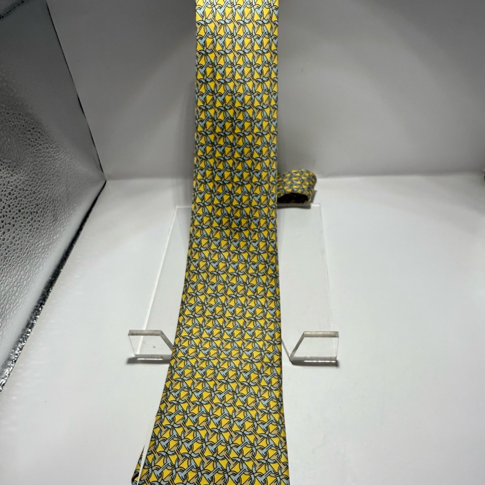 Hermes Silk Vintage Tie in Yellow gray and pale blue chain link pattern.